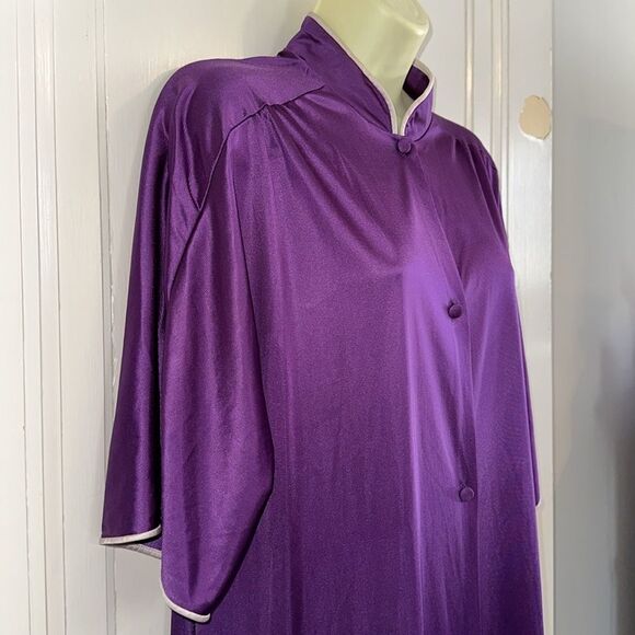 Vintage Vanity Fair purple nylon long button front short sleeve collarless robe - Picture 7 of 9